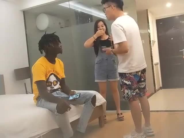 高价雇留学生黑人小哥,酒店约嫖卖淫女偷拍�