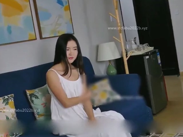 裸拍摄影师於约拍学生妹 乖乖被摸胸摸逼�