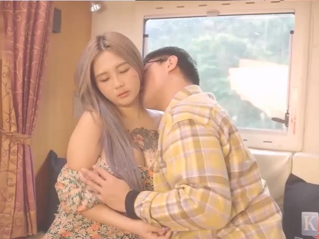 起点传媒XSJKY023与女⼉露营瞒着家⼈狂做爱-孟若羽�