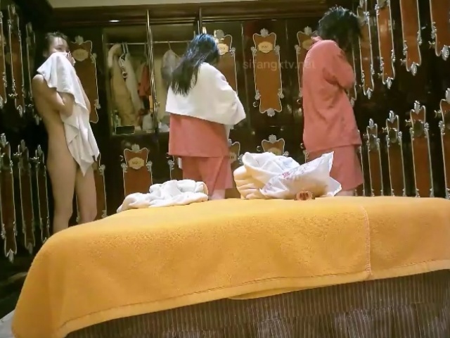 猥琐渣女温泉洗浴暗藏摄像机真实偸拍更衣室和洗浴室内部春光�