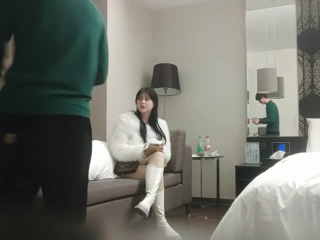 《用利抽插》白靴美腿肉感美女�