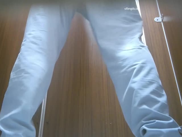 【超近厕拍】偷拍游乐城大屁股(6) 1   