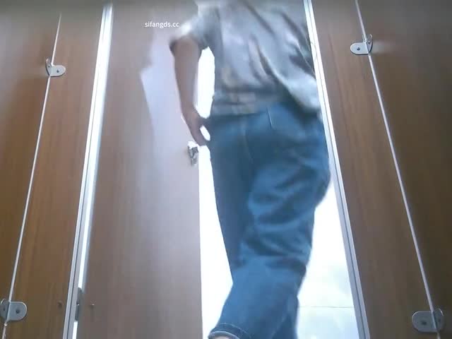 【超近厕拍】偷拍游乐城大屁股(6) 3   