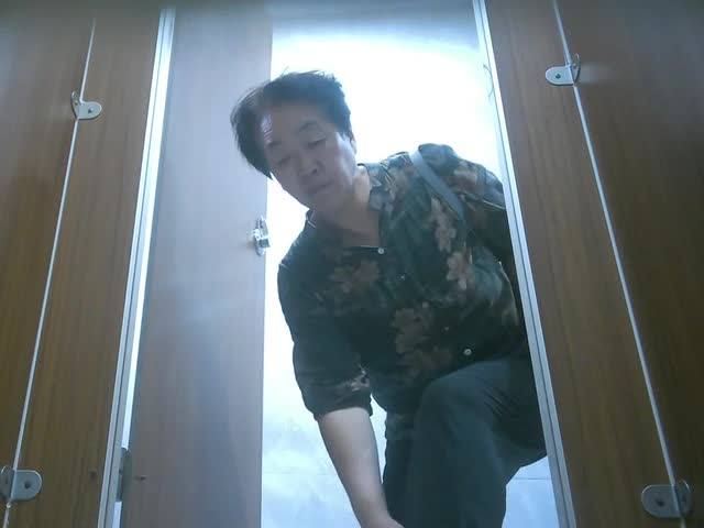 【超近厕拍】偷拍游乐城大屁股(6) 5 