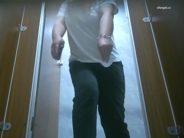 【超近厕拍】偷拍游乐城大屁股(6) 