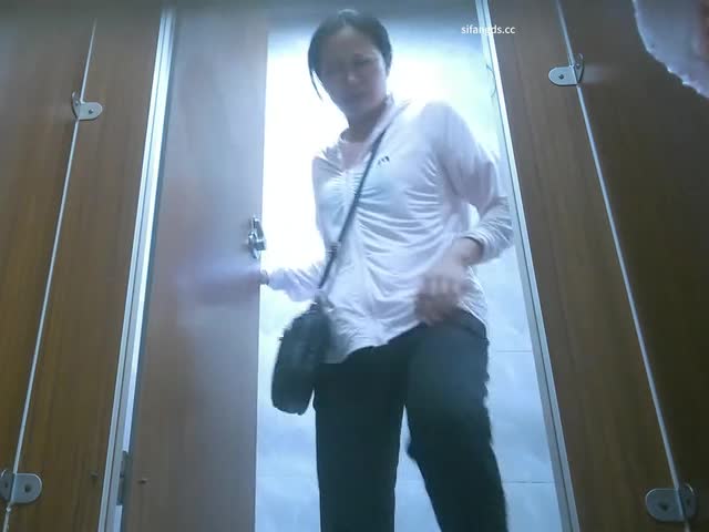 【超近厕拍】偷拍游乐城大屁股(7) 3  