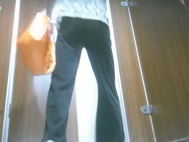 【超近厕拍】偷拍游乐城大屁股(8)   