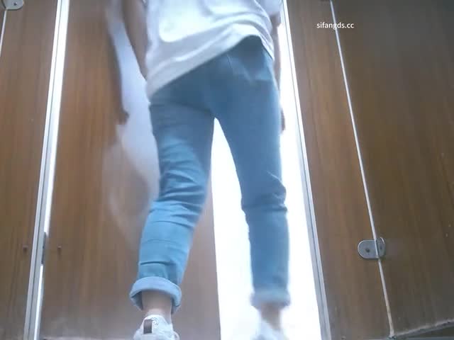 【超近厕拍】偷拍游乐城大屁股(8)3  