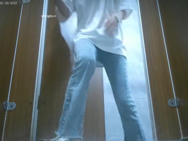 【超近厕拍】偷拍游乐城大屁股(9)1 �