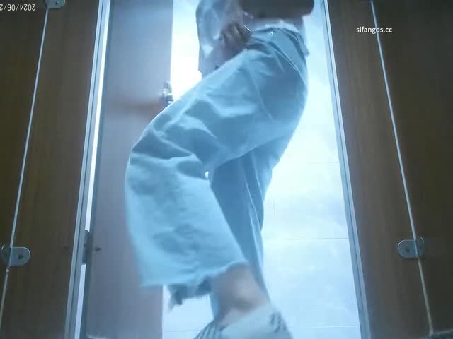 【超近厕拍】偷拍游乐城大屁股(12)4  