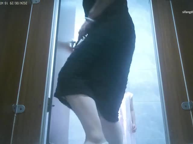 【超近厕拍】偷拍游乐城大屁股(12)5 �