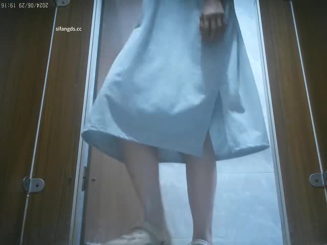 【超近厕拍】偷拍游乐城大屁股(13)   