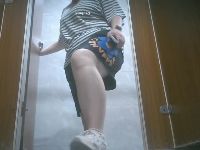 【超近厕拍】偷拍游乐城大屁股(15) 1  