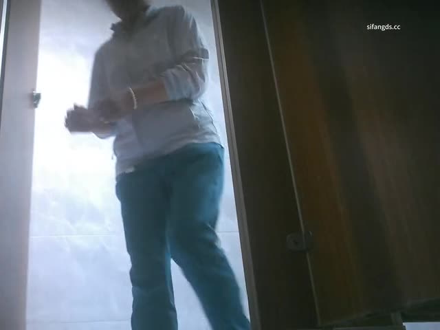 【超近厕拍】偷拍游乐城大屁股(15) 