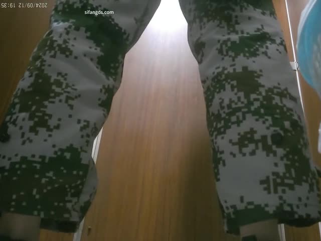 【超近厕拍】偷拍游乐城大屁股(17)4   