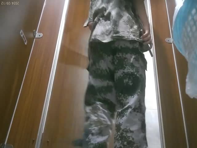 【超近厕拍】偷拍游乐城大屁股(18)  