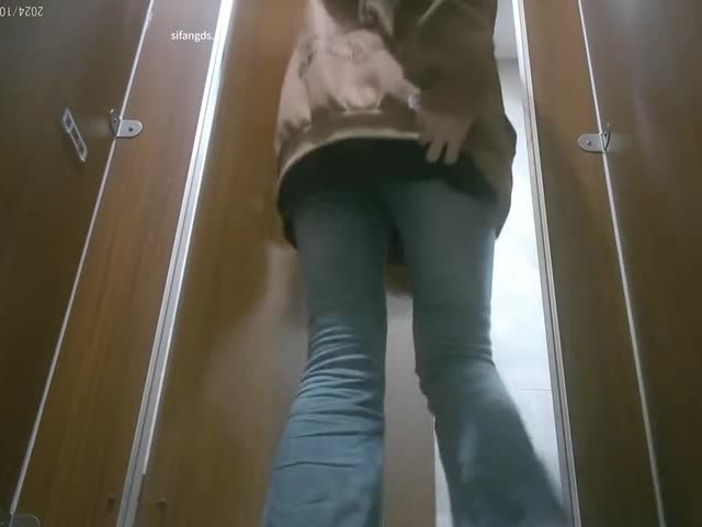 【超近厕拍】偷拍游乐城大屁股(18) 4 