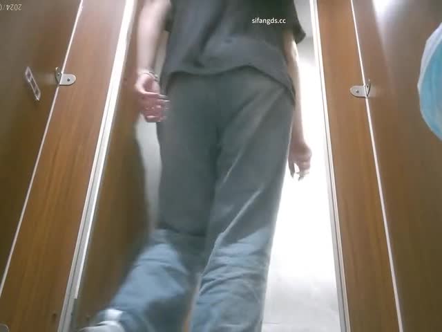 【超近厕拍】偷拍游乐城大屁股(18) 3  