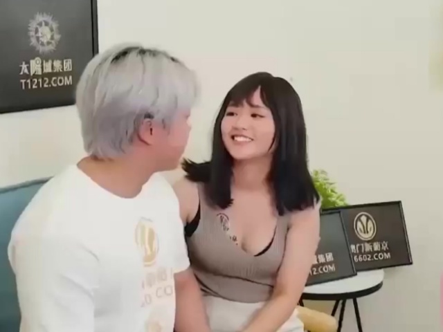 蜜桃传媒PME061操哭骚气实习女老师-温芮欣�