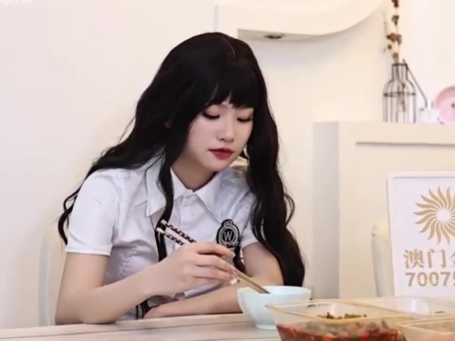 星空传媒XKG174可爱的女儿当着父亲面被人爆操-小野�