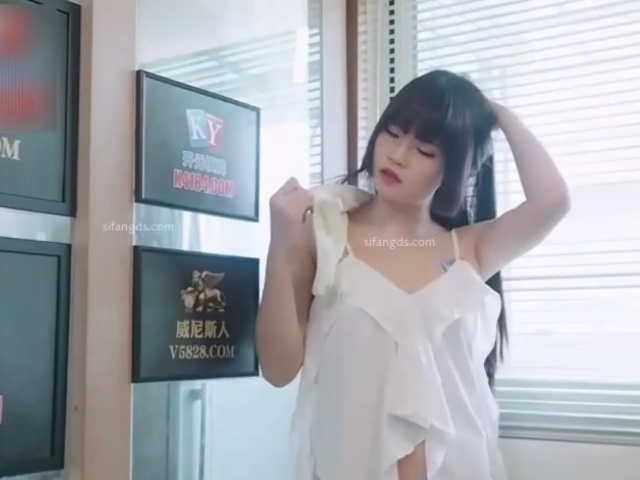 蜜桃传媒PMC460贵妇诱惑冷气维修工-秦可欣�