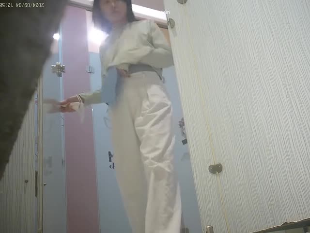 【2024】最新商场女厕偷拍.3�