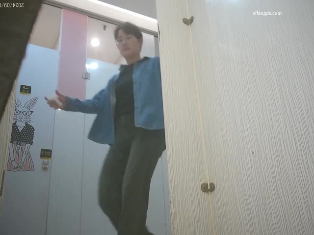 【2024】最新商场女厕偷拍.4  