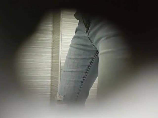 【厕拍】手持猫眼偷拍�
