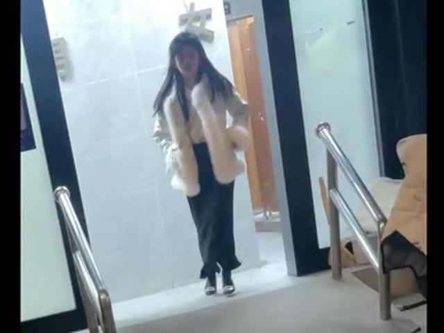 【厕拍】前拍极品美女鲍鱼�