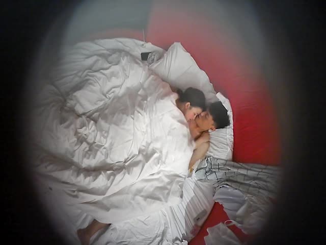 上帝视角纹身哥双手搬开B猛舔2 