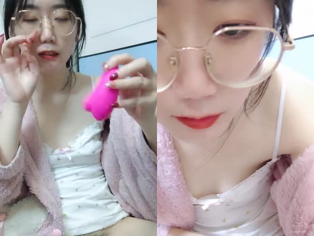 白丝肥臀美乳眼镜少妇淫声荡语撩骚互动,近拍掰穴玩奶扣逼卖骚道具玩弄骚逼…