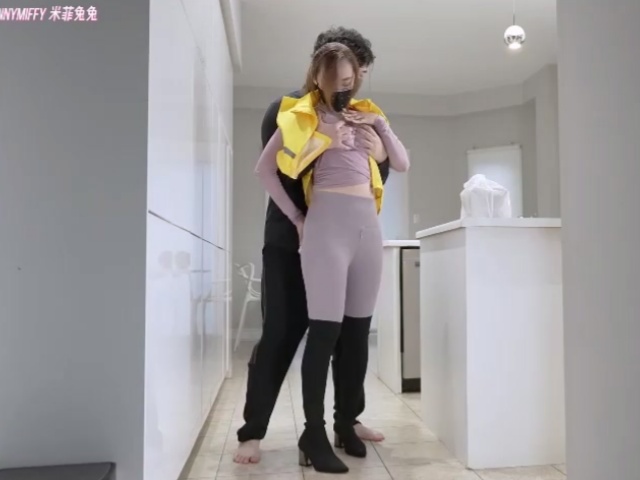 BunnyMiffy 米菲兔-瑜伽裤女外卖员送餐时被男客户强上�