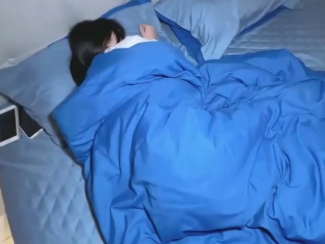 小欣奈-妹妹放学了没有写作业睡着了偷偷进房内设了她�