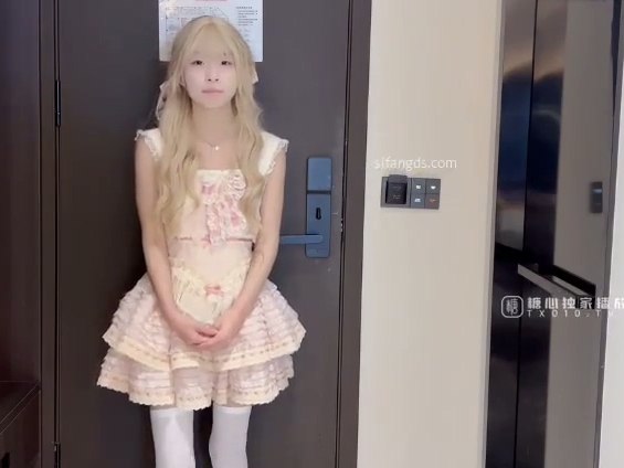 哆彩次元-陪玩的特殊交易萝莉3P轮番操�