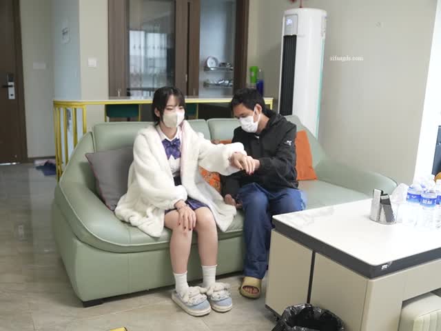 小美女被当作玩偶�